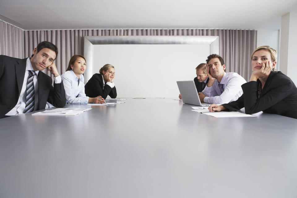 Proponen que las reuniones laborales sean más relajadas y con la posibilidad de comida y bebida gratis. Foto: moodboard /Getty Images