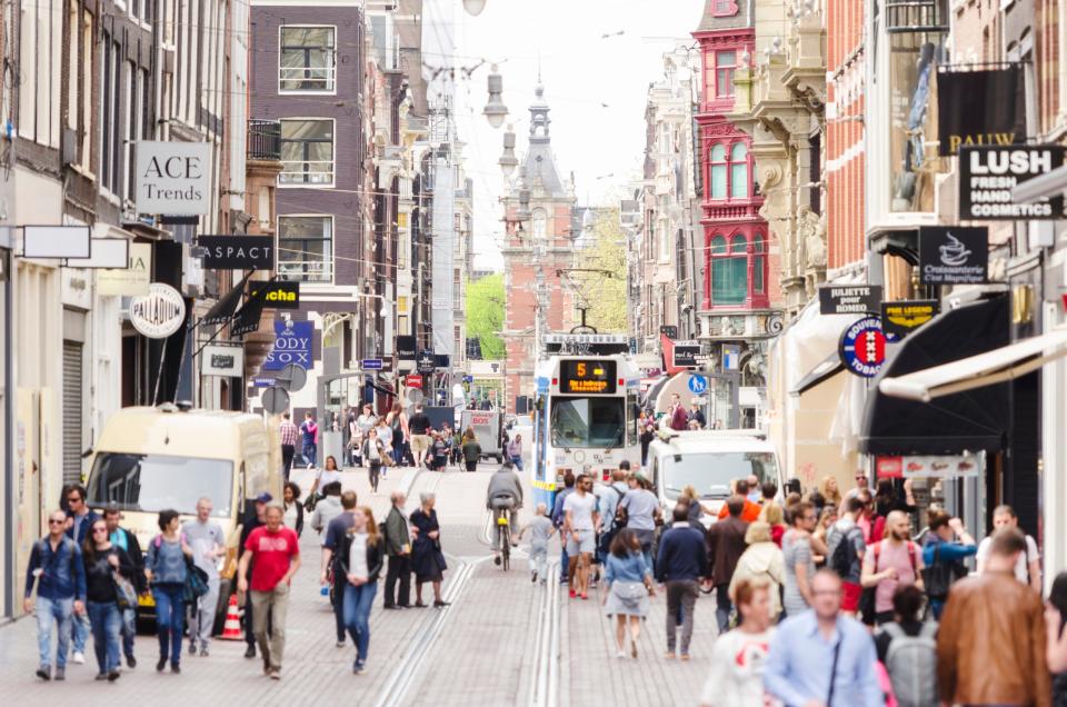 Gruppen in der Einkaufsstraße Leidsestraat in Amsterdam - Copyright: funky-data / getty images