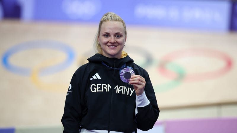 Die Deutsche Lea Sophie Friedrich feiert ihre Silbermedaille während der Siegerehrung nach dem Sprint-Finale der Frauen im Nationalen Velodrom Saint-Quentin-en-Yvelines am 16. Tag der Olympischen Spiele 2024 in Paris in Frankreich. Jan Woitas/dpa