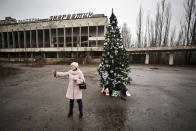 LL'albero è stato installato nell'ambito di una campagna voluta dall'Associazione dei tour operator di Chernobyl. Ad addobbarlo sono stati gli ex residenti della cittadina, che hanno portato anche loro decorazioni.(AP Photo/Serhii Nuzhnenko)