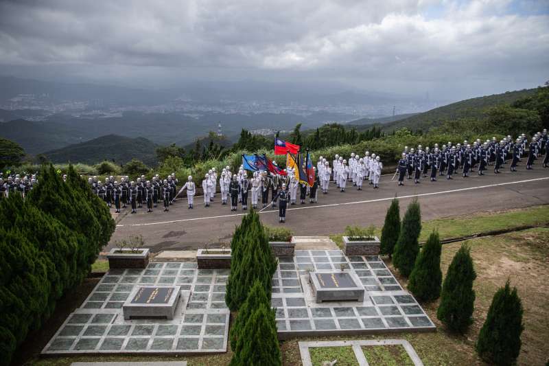 20201007-已故前總統李登輝奉安禮拜7日上午舉行，國軍示範樂隊、倒背槍禮兵、捧褒揚令及旗盒禮兵依序排列。（軍聞社提供）