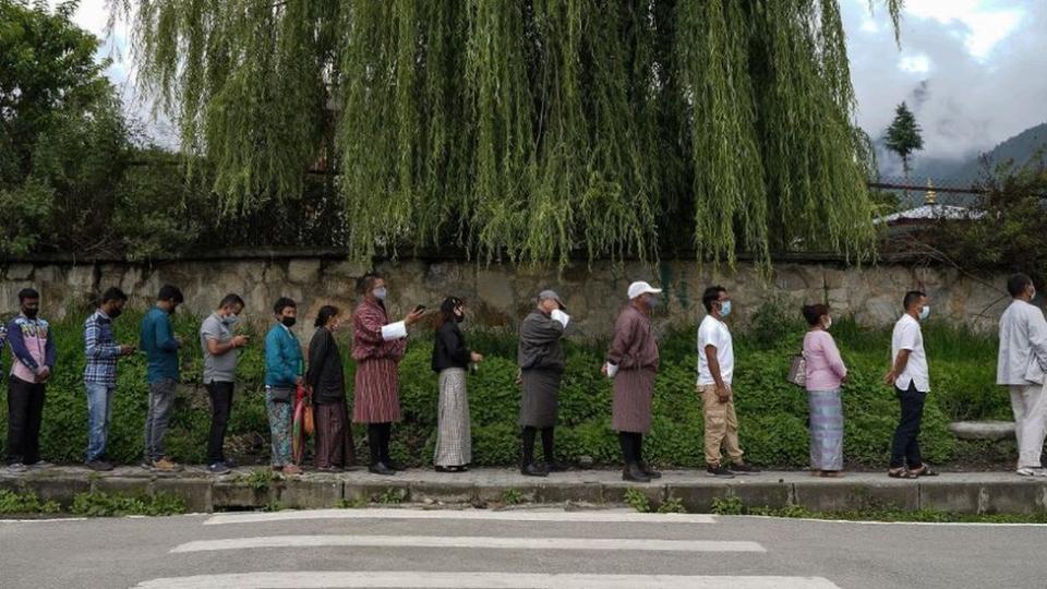 不丹首都廷布一處接種點外群眾排隊登記接受COVID-19疫苗注射（20/7/2021）