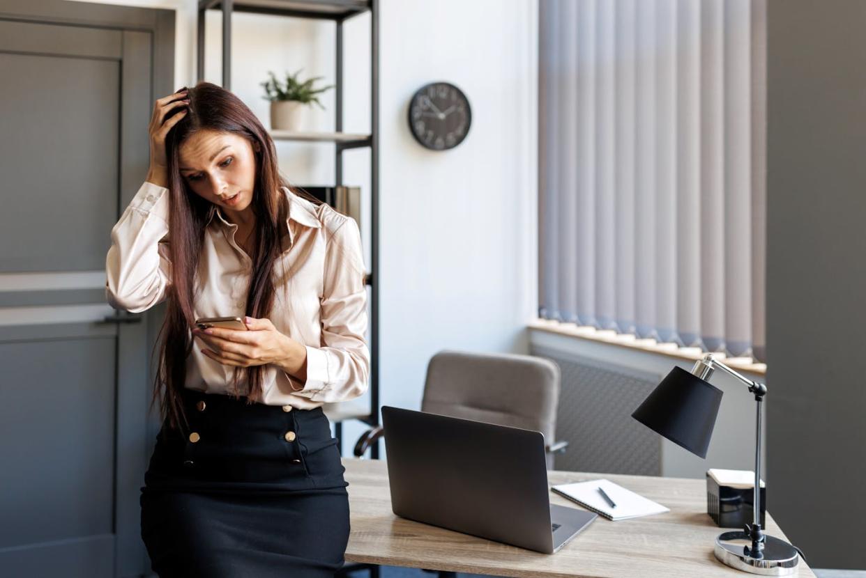 <a href="https://www.shutterstock.com/es/image-photo/young-woman-leaning-on-desk-holding-2195401591" rel="nofollow noopener" target="_blank" data-ylk="slk:Karkhut / Shutterstock;elm:context_link;itc:0;sec:content-canvas" class="link ">Karkhut / Shutterstock</a>