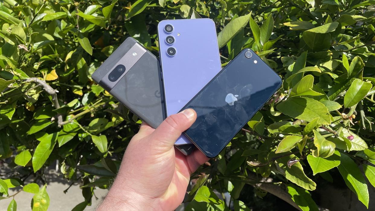  Pixel 7a vs. Galaxy A54 vs. iPhone SE 2022 