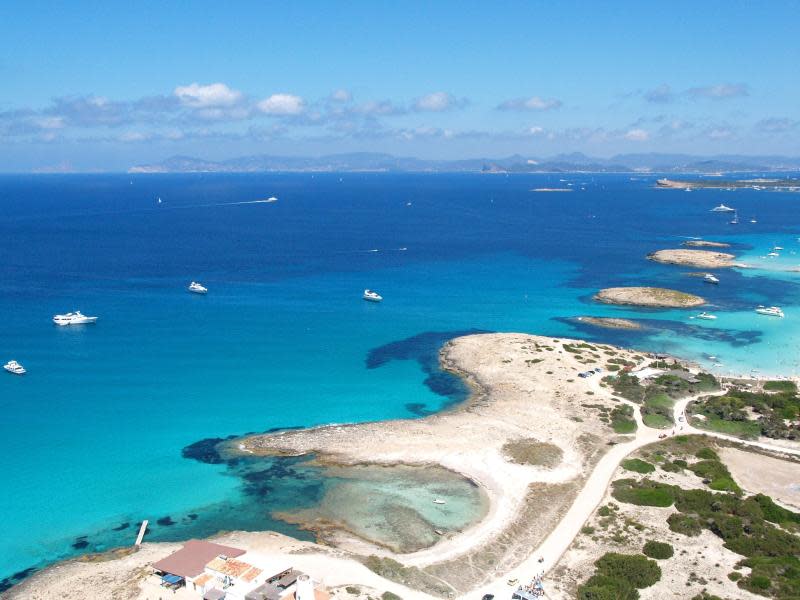 Dieses Wasser erinnert mehr an die Karibik als an Spanien - doch es handelt sich um Formentera. Foto: Patronat Municipal de Turisme de Formentera/Miquel Mas Mas