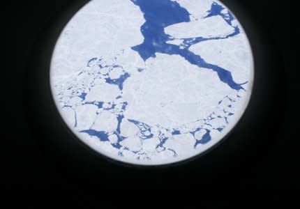 FILE PHOTO - Ice on the surface of the southern ocean off the Antarctic coast is seen from the window of a U.S. military plane flying from Christchurch, New Zealand, to McMurdo Station, the biggest U.S. science base in Antarctica, December 7, 2006.  REUTERS/Deborah Zabarenko