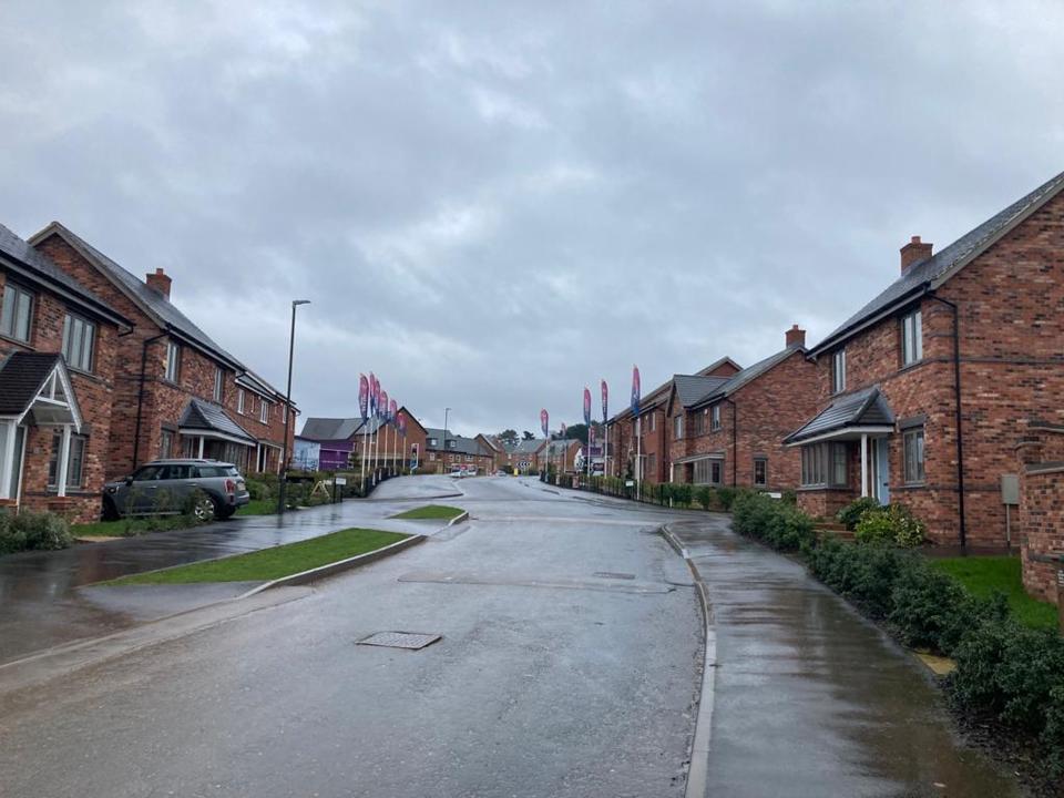 A homeowner in Mickleover has plastered a huge poster above his garage as part of a row that has erupted between him and developer Avant Homes, who built his house. Balbinder Singh is unhappy and claims he's still trying to get problems fixed that he says have been there since he moved in back in April 2021.

Avant Homes says that issues have been caused by him having an extension built that impacted his warranty. Now, almost two years on, Mr Singh claims the company is ignoring him.