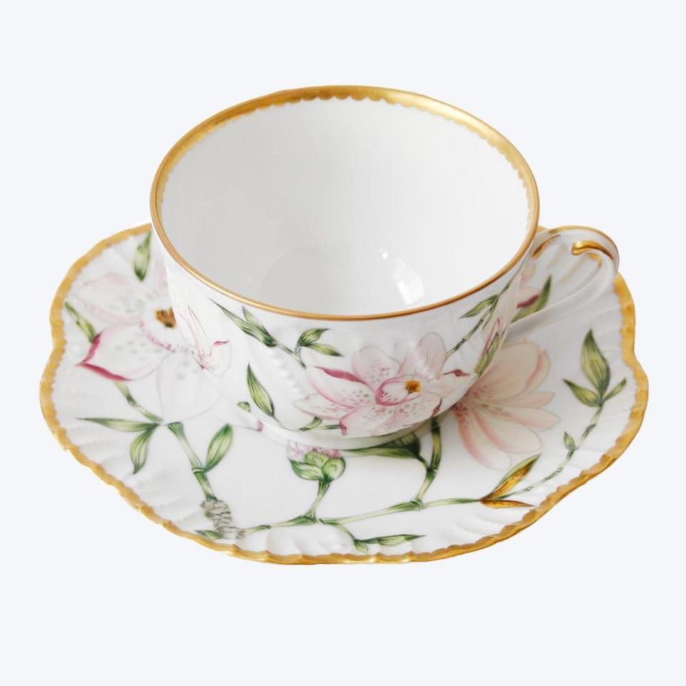 6) Magnolia – Tea Set