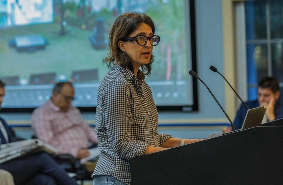 Vivian Arias, habitante de Key Biscayne, habla en la reunión del concejo del martes por la noche.