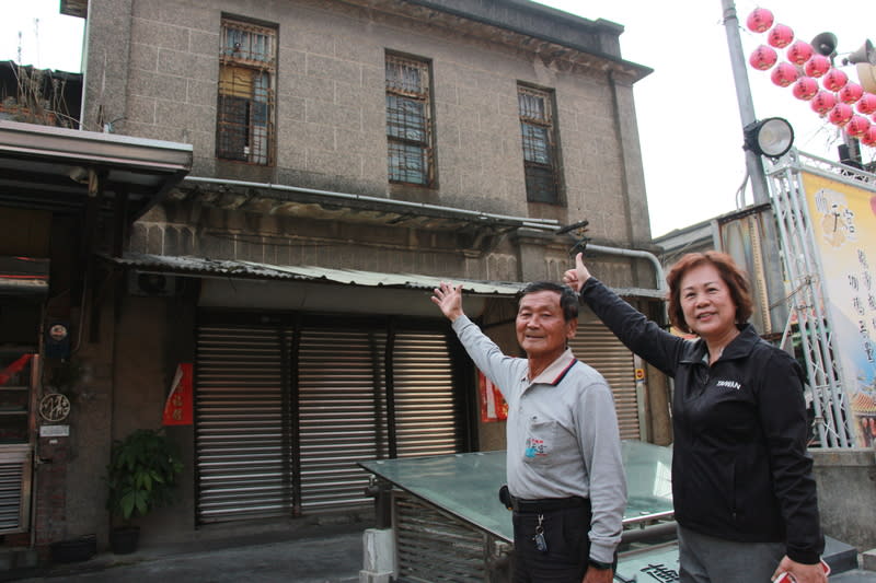 林鈴通邀民眾到雲林土庫欣賞鐵花窗 雲林縣鐵工師傅林鈴通（左）無師自通，將剛硬的鐵 凹折成花朵、波浪等鐵花窗裝飾，土庫老街宛如他個 人藝品展場，土庫鎮民代表謝夙秋（右）邀民眾欣 賞，感受文化魅力。 中央社記者蘇木春攝 113年4月20日 