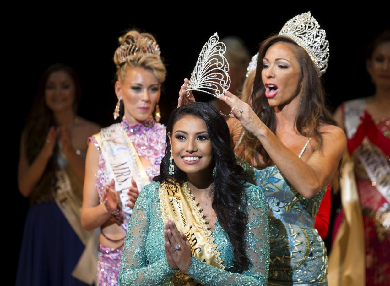 Ashley Burnham of Canada reacts as she wins the Mrs. Universe 2015 contest in Minsk, Belarus, August 29, 2015.  REUTERS/Vasily Fedosenko