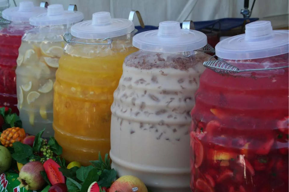 Actualmente es muy común ver vitroleros llenos de aguas frescas.