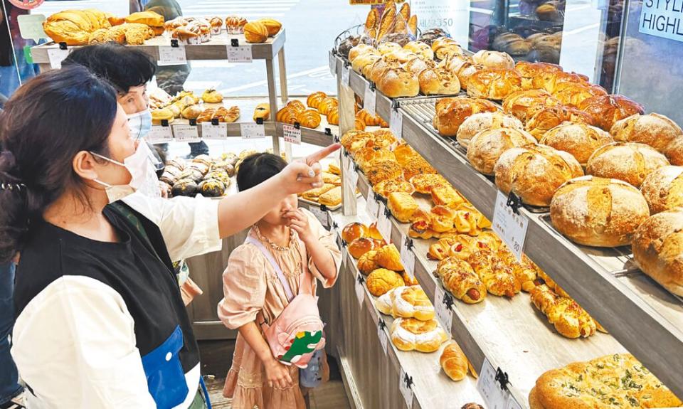 經濟部以麵包店說明電價調整影響，承認有烤箱設備的麵包店每日電費將多365元。（示意圖/姚志平攝）