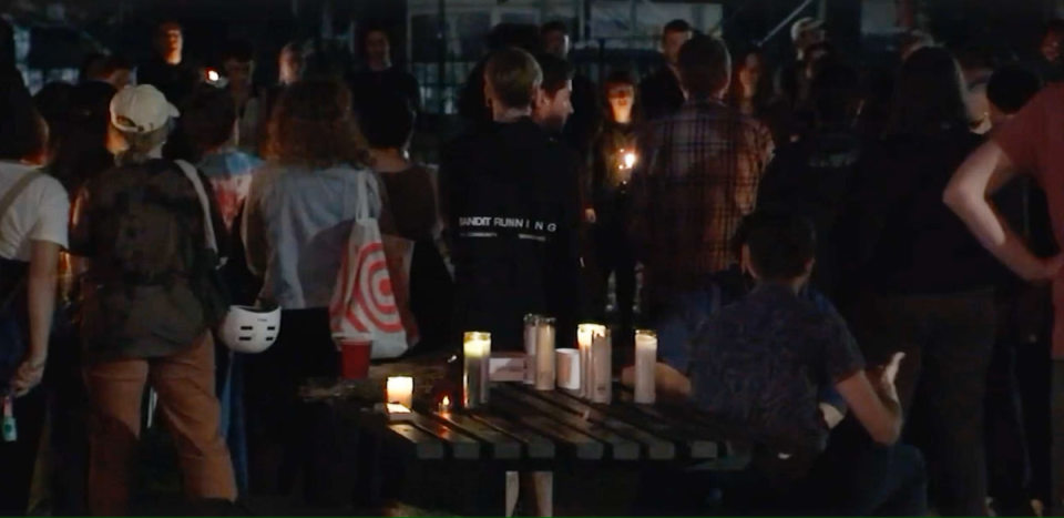 Se llevó a cabo una vigilia en honor al fallecimiento de Ryan Carson esa tarde (WABC)