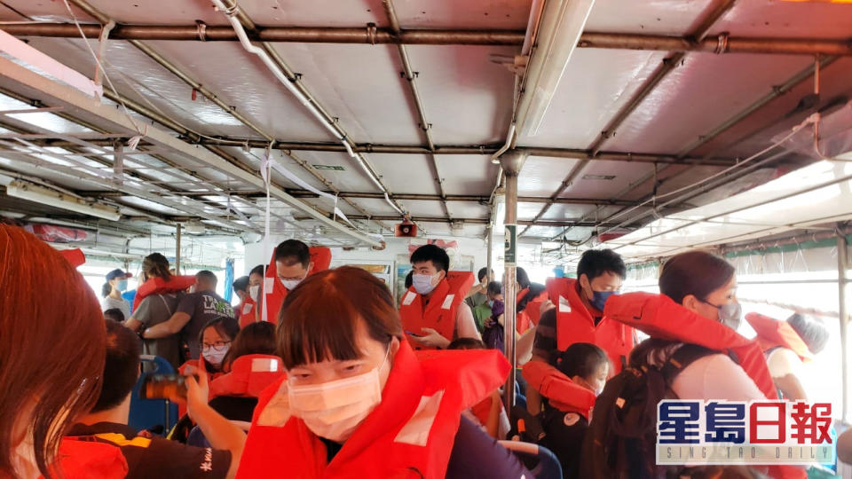船上乘客慌忙穿上救生衣。市民提供圖片