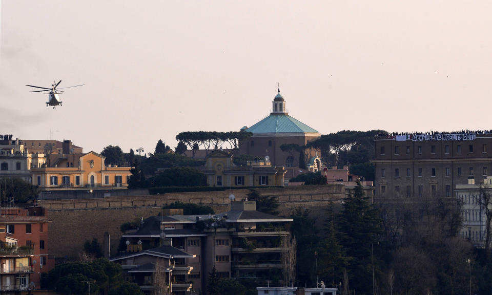 Le pape a embarqué dans un hélicoptère de la République italienne pour rejoindre Castel Gandolfo, où il s'est adressé pour la dernière fois à la foule. ALBERTO PIZZOLI/AFP