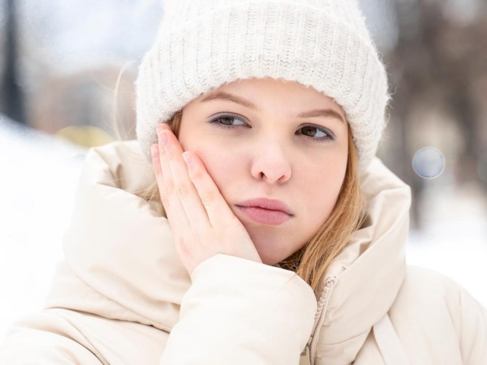 Im Winter können die Zähne empfindlich auf Kälte reagieren. (Bild: Lena Ogurtsova/Shutterstock.com)