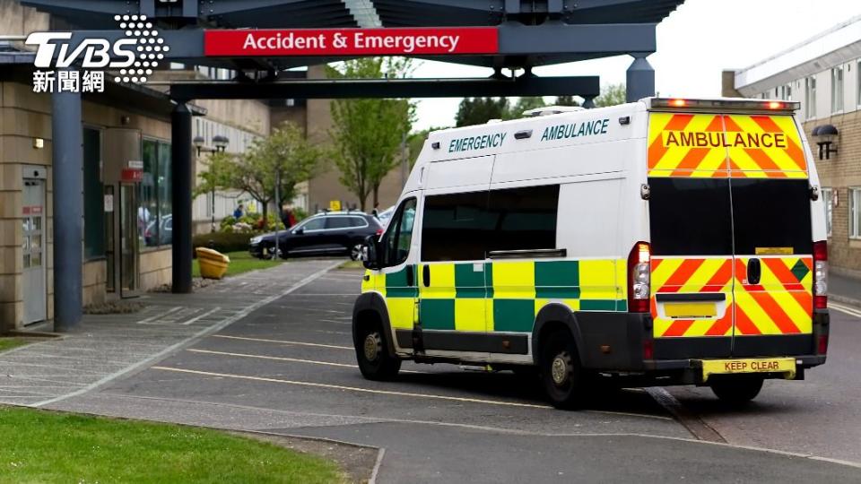 英國救護車服務忙翻，養老院打了9通電話都等不到人。（示意圖／shutterstock達志影像）