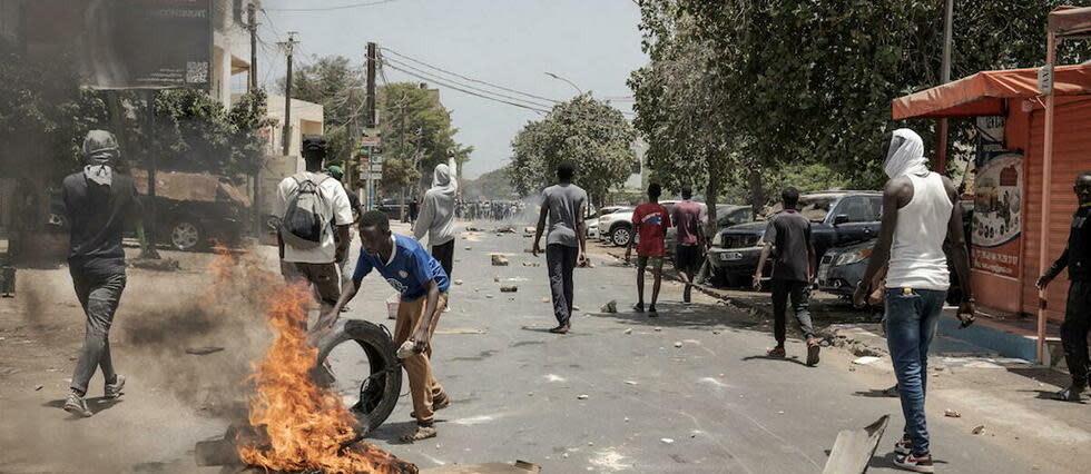 Après un déchaînement qui a poussé les autorités à déployer l'armée à Dakar et qui fait craindre un embrasement en cas d'arrestation de l'opposant Ousmane Sonko, les appels à l'arrêt des violences se sont succédé ce 2 juin, au Sénégal et à l'étranger.  - Credit:ANNIKA HAMMERSCHLAG / Anadolu Agency via AFP