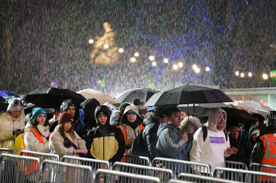 Menschenmassen stehen im Regen Schlange, um zu den Hogmanay-Feierlichkeiten in Edinburgh zugelassen zu werden (Andrew Milligan/PA Wire)