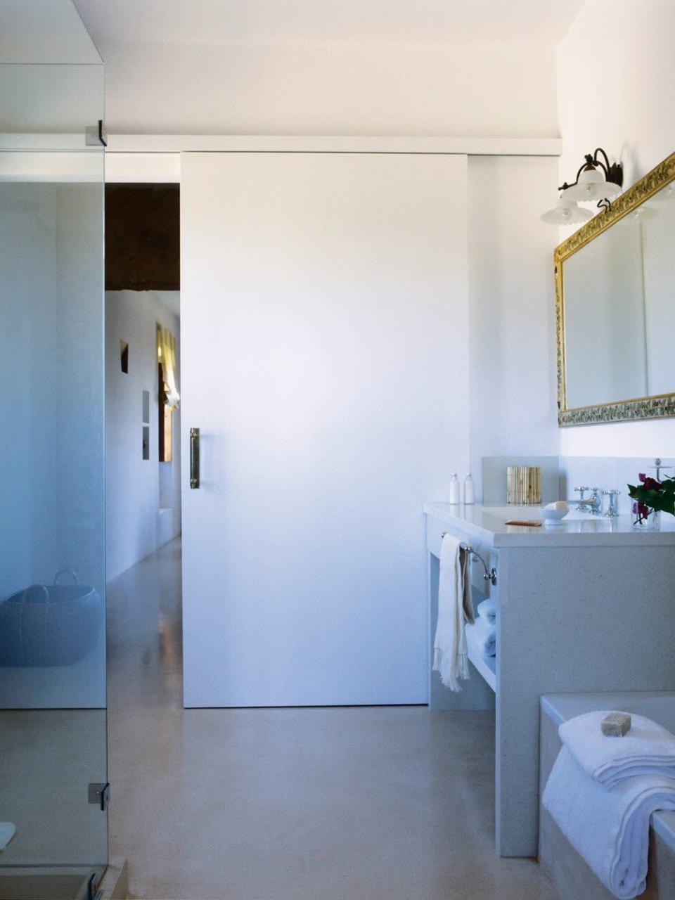 <p>Un panel corredero multiplica el espacio en este cuarto de baño. La hoja de madera blanca, sencilla y sin ornamentos, se desliza en un carril tras la moldura. Las puertas correderas son una <a href="https://www.elledecor.com/es/decoracion/g34594817/mini-banos-pequenos-aseos-invitados/" rel="nofollow noopener" target="_blank" data-ylk="slk:solución perfecta para aseos y cuartos de baño pequeños." class="link ">solución perfecta para aseos y cuartos de baño pequeños.</a></p>