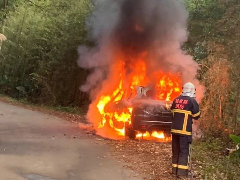 <strong>苗栗縣泰安鄉昨天發生火燒車事故，警消到場時車輛已全面燃燒。（圖／中天新聞）</strong>