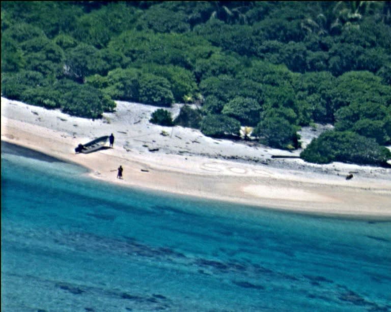 A couple, who had "limited supplies and no emergency equipment", have been found stranded on uninhabited East Fayu island in Micronesia by a US Navy air crew