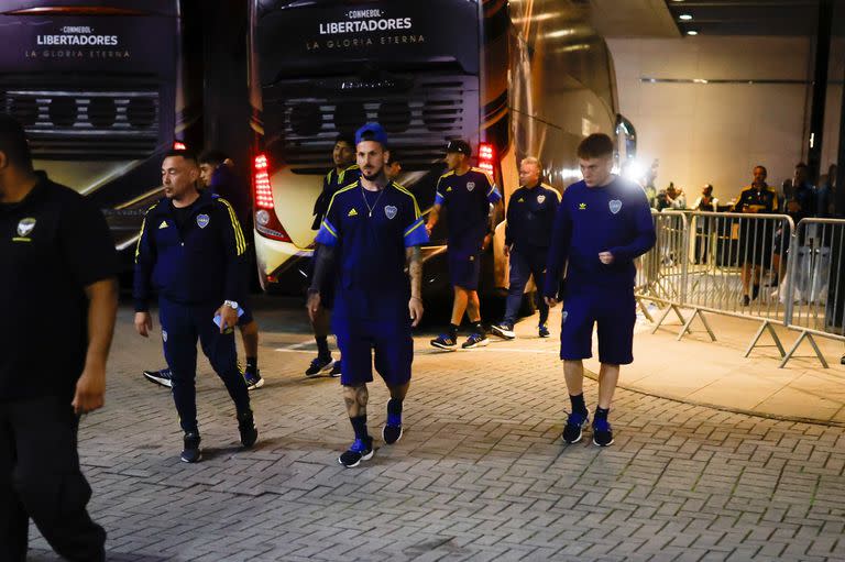 Los jugadores de Boca se acercan a saludar a los hinchas en el hotel de concentración, en Barra de Tijuca