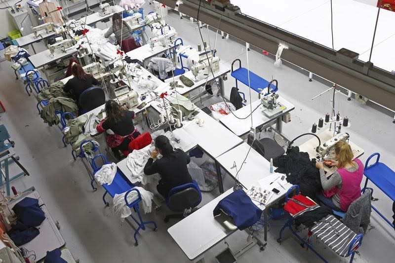 Donne al lavoro in un'industria tessile