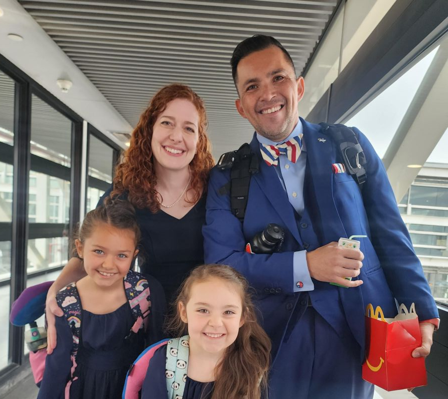 Jimmy Lippert-Thyden con su esposa Johannah y sus dos hijas, Ebba Joy, de 8 años, y Betty Grace, de 5, a su llegada a Chile.