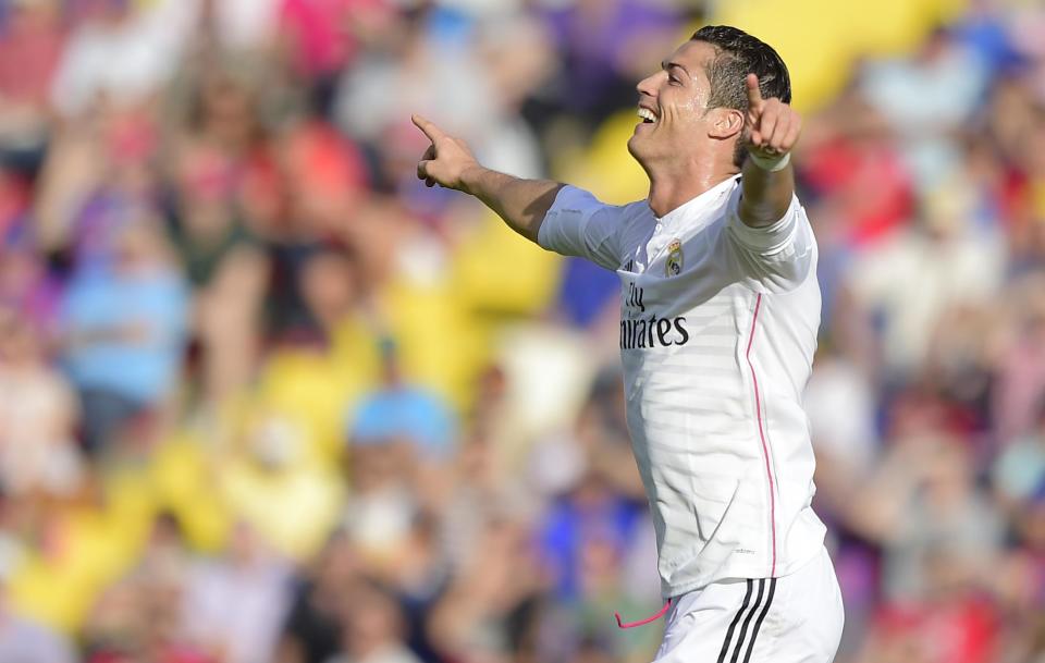 El delantero portugués del Real Madrid, Cristiano Ronaldo, autor de dos goles ante el Levante el 18 de octubre de 2014 en Valencia, suma 15 tantos en las primeras ocho jornadas de Liga (AFP | JOSE JORDAN)
