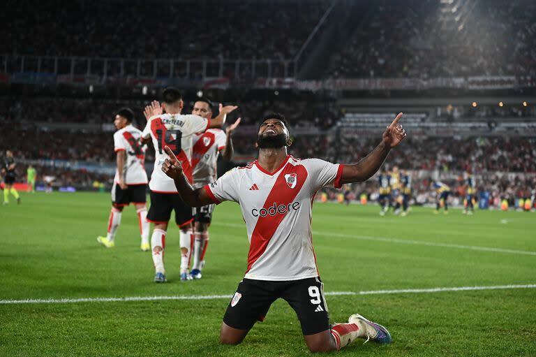 Borja, arrodillado, festeja su segundo gol, el del triunfo de River; detrás, se saludan Echeverri y Barco