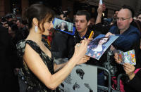 La actriz se encontraba además en su ciudad y los fans se amontonaban para conseguir su autógrafo. Algo a lo que ella se mostró muy accesible. (Foto de Eamonn M. McCormack/Getty Images for BFI).
