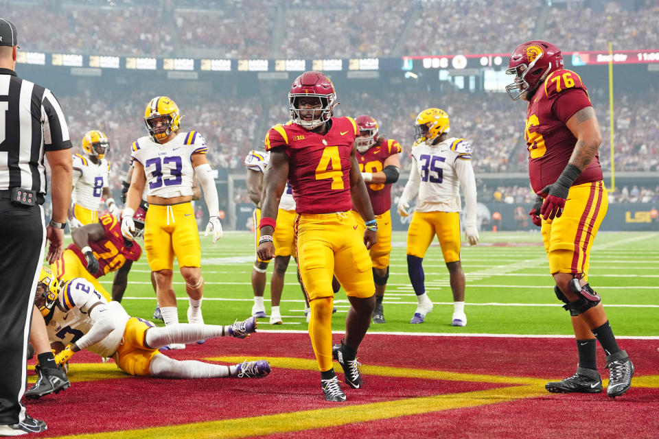 1 september 2024; Paradijs, Nevada, VS; Woody Marks (4) van de Trojanen uit Zuid-Californië viert feest na het scoren tegen de LSU Tigers tijdens het tweede kwartaal in het Allegiant Stadium. Verplicht krediet: Stephen R. Sylvanie-USA TODAY Sports