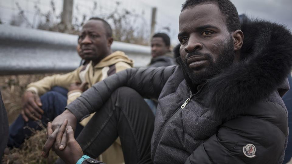 Migranten aus Togo harren auf der Straße aus, nachdem sie, aus der Türkei kommend, den Grenzfluss Evros durchquert hatten und von griechischen Soldaten festgenommen worden waren.