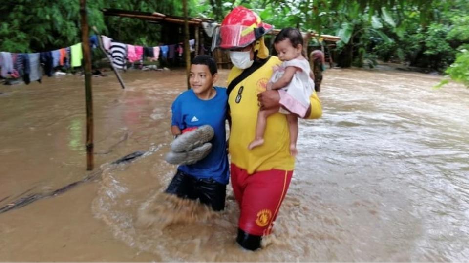 Honduras notó los efectos de Eta ya desde el lunes en ciudades del norte como Tela y La Ceiba.