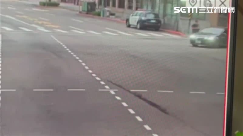 北市楊男酒駕遭攔下盤查，竟加速衝撞警員駛離現場。（圖／翻攝畫面）