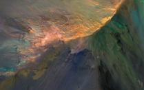 <p>In Juventae Chasma, nördlich des Valles Marineris, sind mehrere rund einen Kilometer hohe Hügel zu sehen. Die Farbenvielfalt auf diesem speziellen Hügel ist besonders spektakulär. (Bild: NASA/JPL-Caltech/Univ. of Arizona) </p>