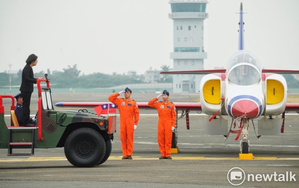  空軍今舉辦飛行訓練指揮部編成典禮。圖為蔡英文總統校閱地面部隊。 圖：張良一/攝 