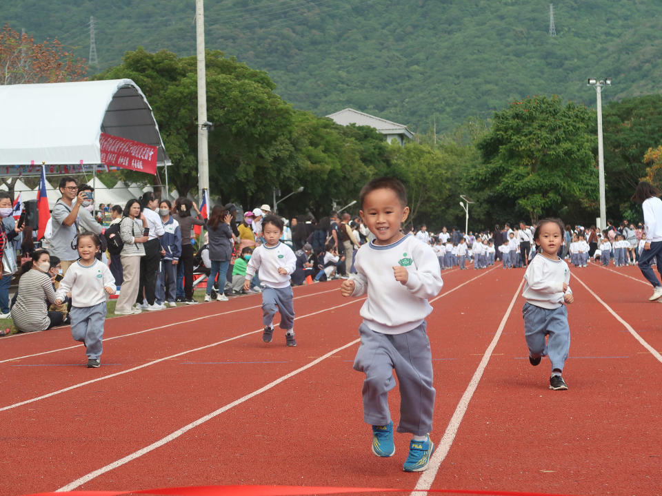 幼兒園小萌娃奮力奔向終點