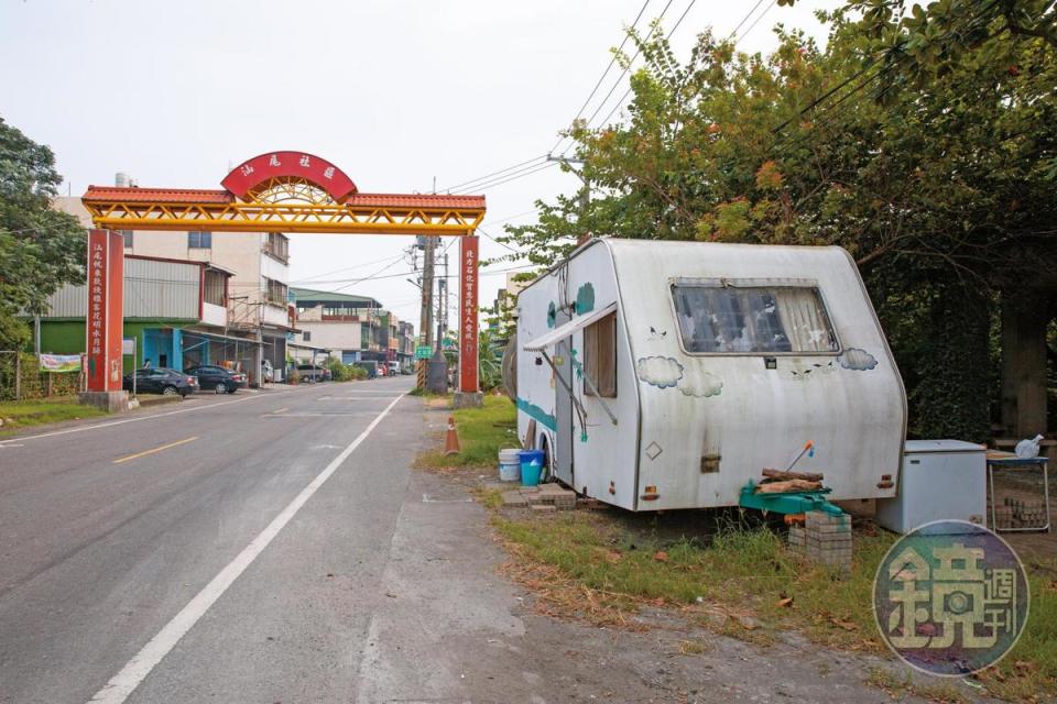 網友爆料，那男與少女同居在公園旁的露營車，環境惡劣。