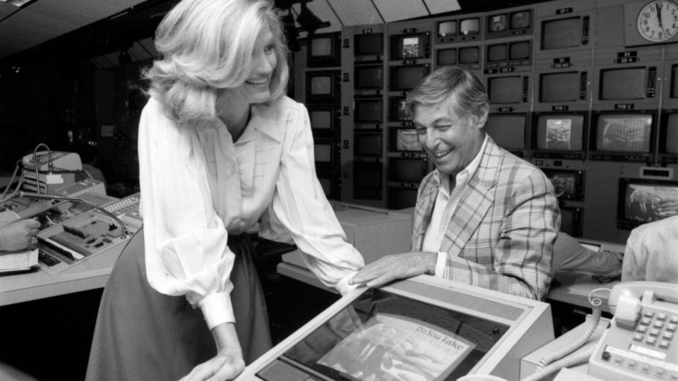 <div>NEW YORK - OCTOBER 1: From left, 60 Minutes correspondent Diane Sawyer and Don Hewitt, producer, in a CBS News control room, October 1, 1985. (Photo by CBS via Getty Images)</div>