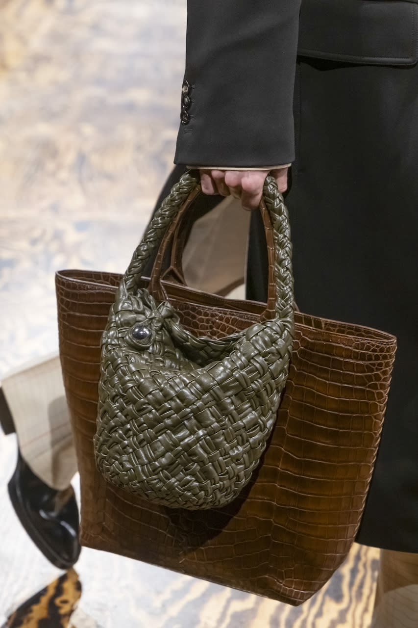 Bottega Veneta 2024秋冬時裝騷潮流筆記：李英愛、劉俊謙現身；下期流行一大一小孖裝手袋？