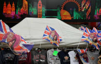 <p>Banderas y sudaderas conmemorativas a la venta en una tienda de Oxford Street, en pleno centro de la capital británica. (Foto: Toby Melville / Reuters). </p>