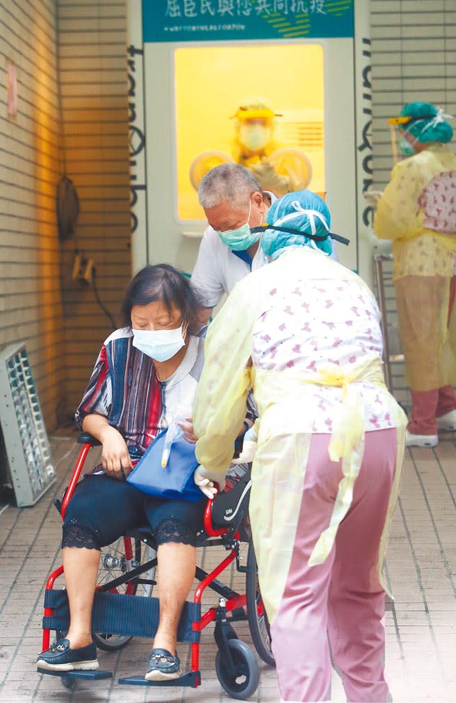 民眾24日至新北市聯合醫院板橋院區戶外快篩站採檢，採檢完由醫護人員協助離開採檢站。（陳怡誠攝）