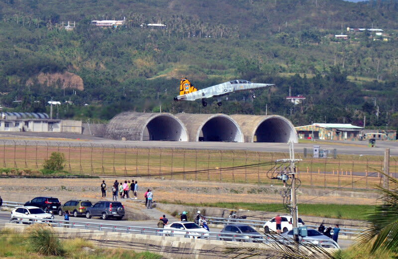 空軍F-5E/F戰機將除役  台東志航基地衝場 空軍F-5E/F戰機日前解除戰備任務，預計113年第1季 除役，29日和勇鷹高教機在空軍志航基地衝場演出， 吸引不少軍事迷到場。 中央社記者盧太城台東攝  112年11月29日 