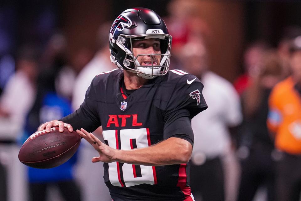 Atlanta Falcons quarterback Kirk Cousins (18) warms up on the field before the game against the Jacksonville Jaguars at Mercedes-Benz Stadium.