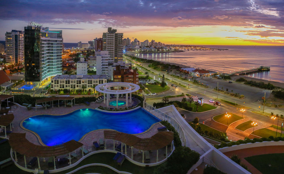 Vista aérea sobre Punta Del Este y el Océano Atlántico al atardecer. Foto: Getty Images. 