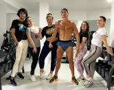 Esta foto compartida hace unos días por Katia Aveiro, hermana de Cristiano Ronaldo, junto al portugués y a otros miembros de su familia tras un entrenamiento en el gimnasio se hizo viral en las redes sociales. (Foto: Instagram / <a href="http://www.instagram.com/p/B-Fg-jTngOQ/" rel="nofollow noopener" target="_blank" data-ylk="slk:@katiaaveirooficial;elm:context_link;itc:0;sec:content-canvas" class="link ">@katiaaveirooficial</a>).