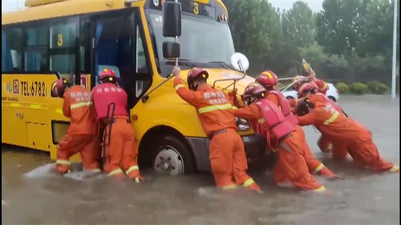 河南鄭州暴雨，昨日下午4點至5點，1小時內降雨量達到201.9mm。（圖／AP／CCTV授權）